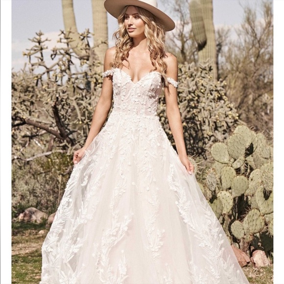 Lilian West Bohemian Off-The-Shoulder A-Line Wedding Gown with Lace Size 14 - Picture 2 of 11